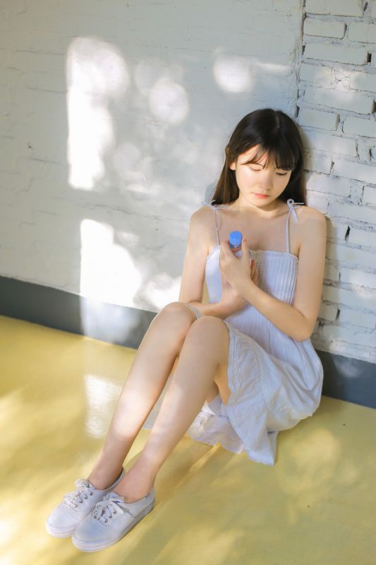 娇小阳光少女妹妹吊带抹胸白裙子性感微乳美足玉腿诱惑写真