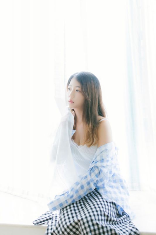 居家少女白色吊带香肩露乳性感妩媚生活写真