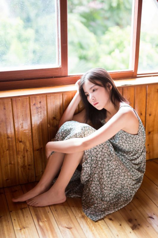 忧郁气质美女淑女裙私房内衣美腿裸足空灵写真