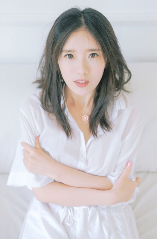 妖娆多情美女少妇白衬衣房内妩媚酥胸大奶诱惑写真