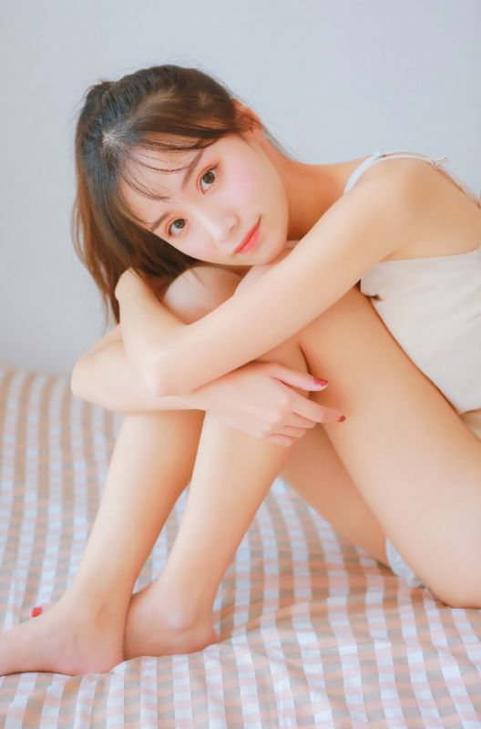 白色内裤美女模特吊带酥胸性感妖娆写真