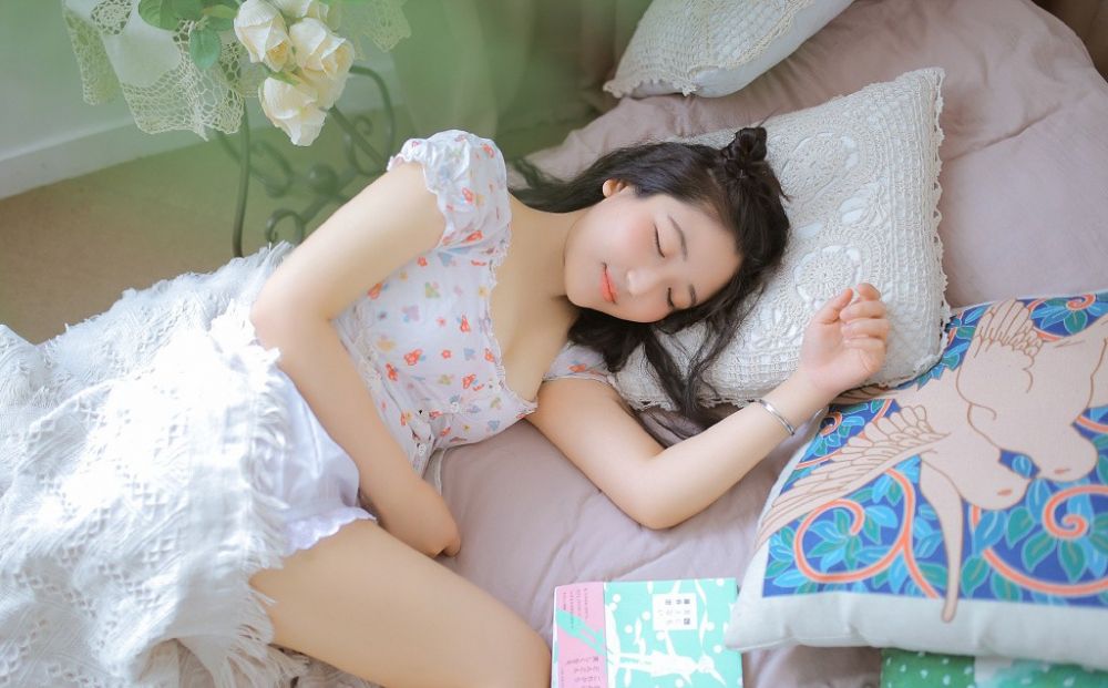 邻家少女私房春光外泄乳沟性感诱惑写真