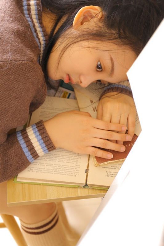 清纯美女幸福笑容大胆性感居家吊带养眼生活写真