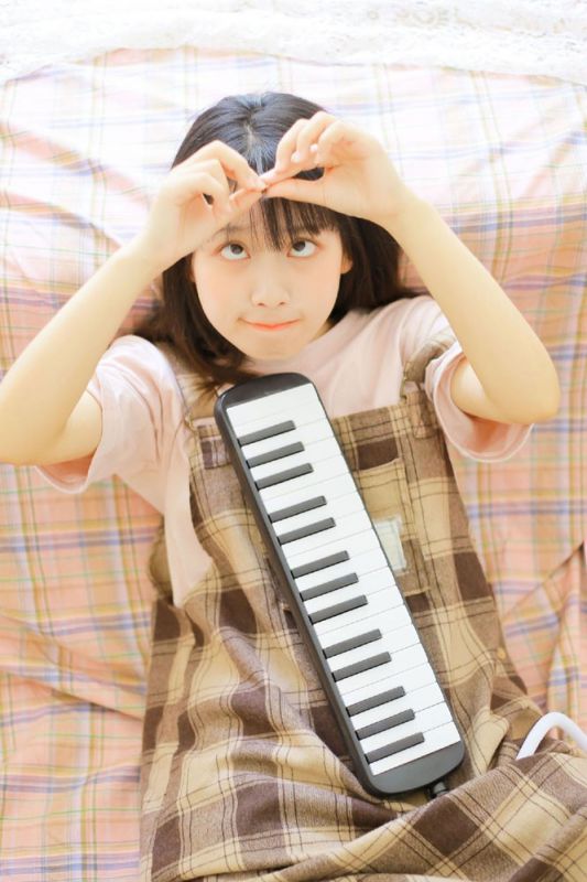 电子钢琴小能手少女活泼青涩大眼灵动清纯生活写真
