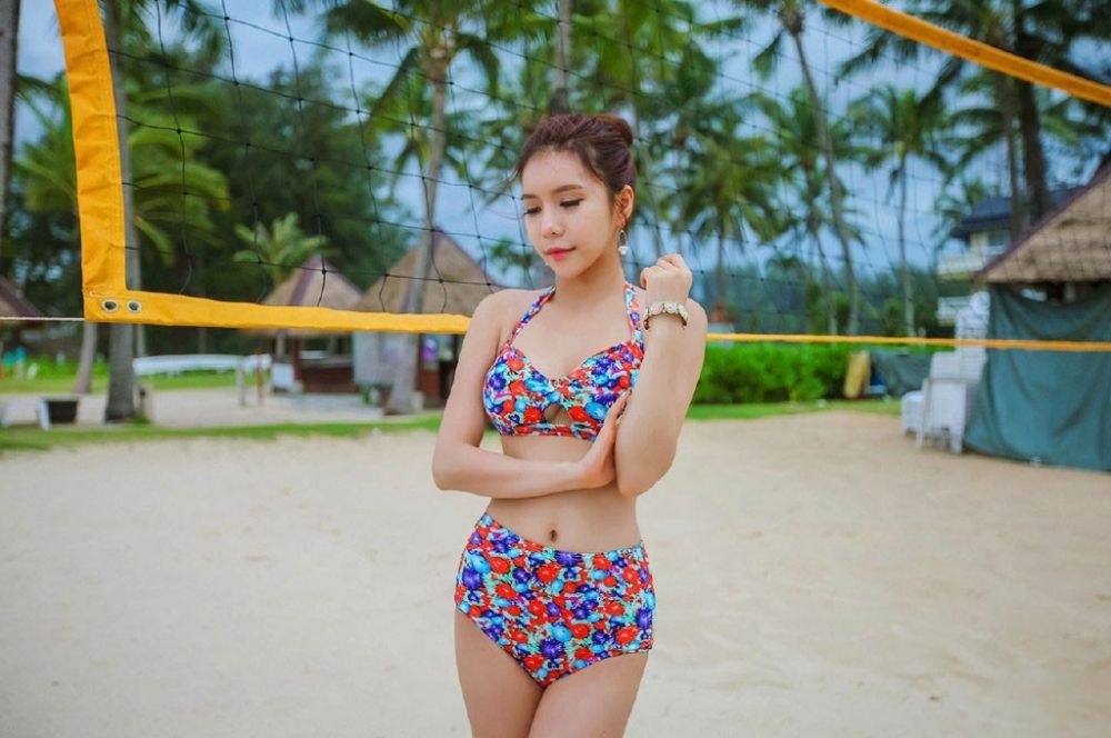 沙滩阳光美女模特比基尼丰乳翘臀性感火辣大胆写真