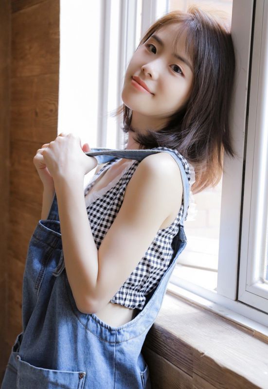 性感背带裤美女蕾丝情趣内衣酥胸诱惑大胆人体写真