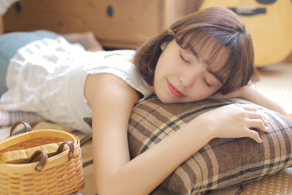 玻璃窗前美色清纯妹妹水嫩脸蛋甜美惹人疼爱居家写真