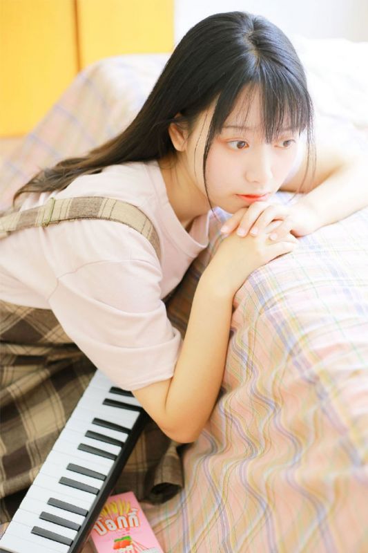 电子钢琴小能手少女活泼青涩大眼灵动清纯生活写真