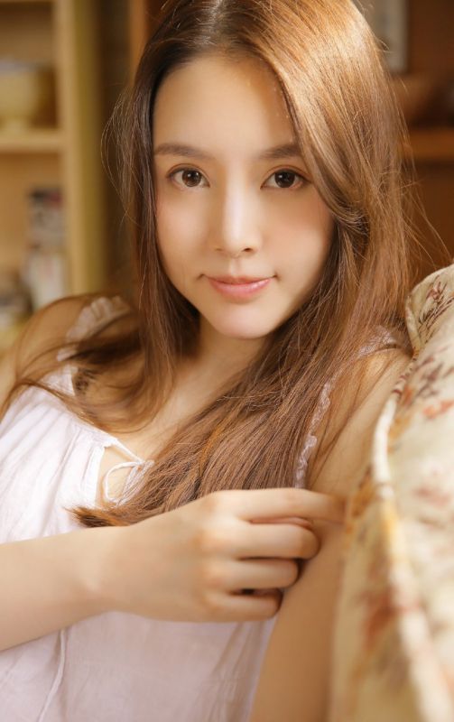骨感极品美女室内白色吊带睡衣性感尤物写真
