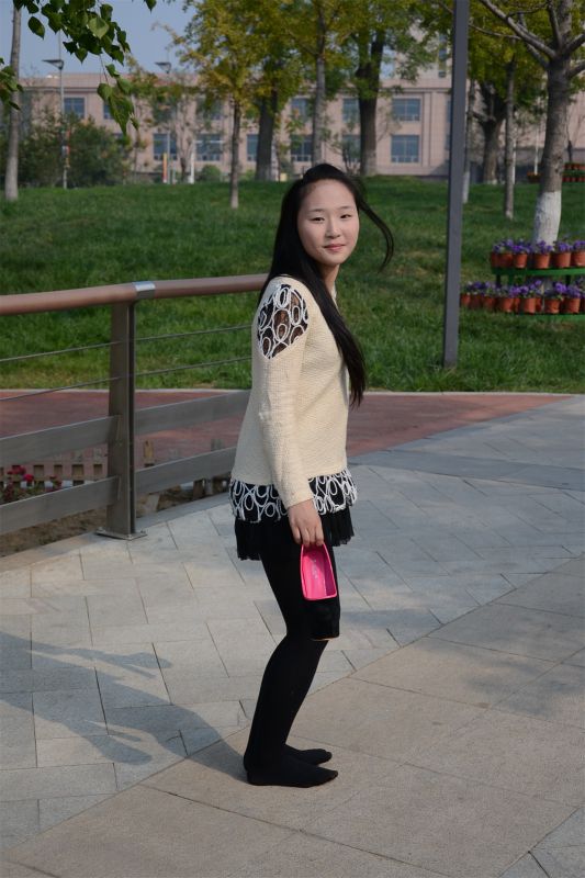 街拍黑丝高跟美女图片