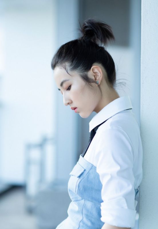 天然治愈氧气少女张子枫肤白貌美玉足图片