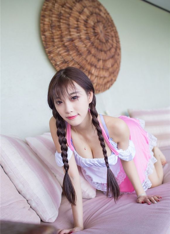 邻家女孩女仆装制服诱惑美女模特爆乳大胆人体艺术写真