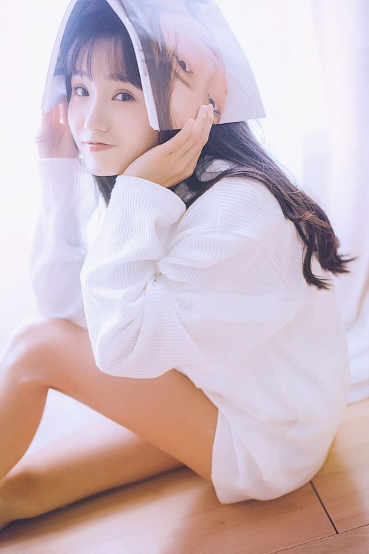 清秀养眼美少女纯白浴袍裸露出白嫩酥胸性感诱惑写真