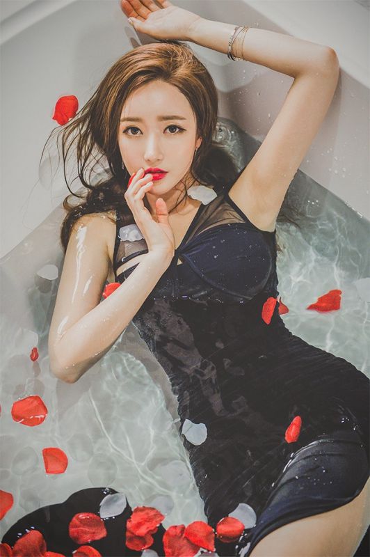 韩国御姐李妍静浴缸花瓣水湿身裸体艺术大胆写真