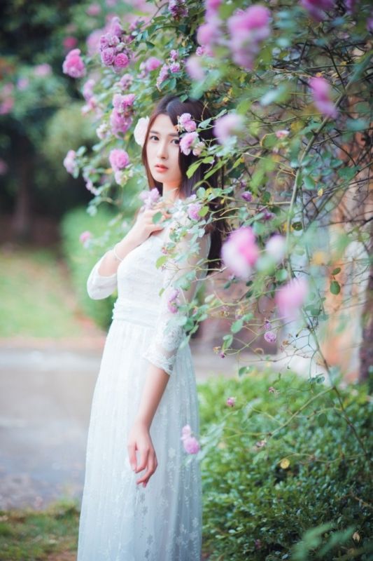 长发少女白裙清新唯美户外个人写真艺术图片