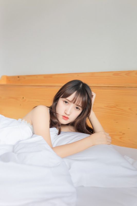 小清新少女床上打扫卫生洁白长裙写真