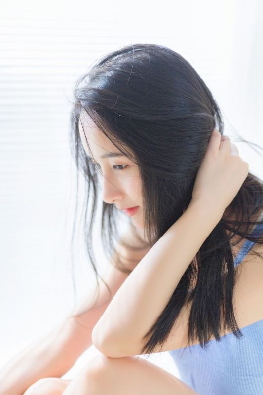 淡妆白皙清纯美女闺房大胆蓝色吊带酥胸性感高清写真
