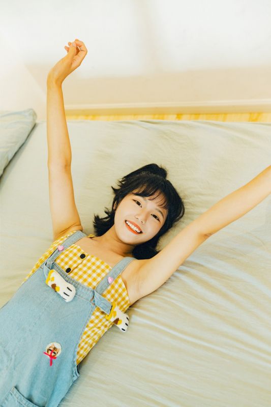 游戏女孩清纯白嫩背带裤床上写真