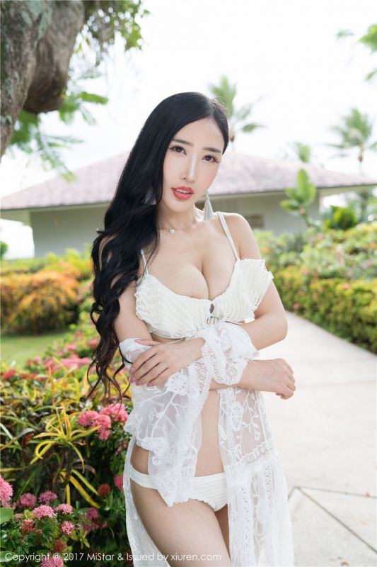 爆乳亚洲女优性感蕾丝内衣风骚绝色户外人体摄影写真