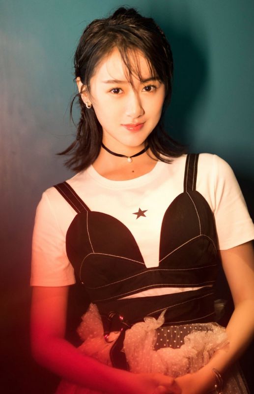 白嫩长腿少女袁冰妍活动现场文艺古典图片