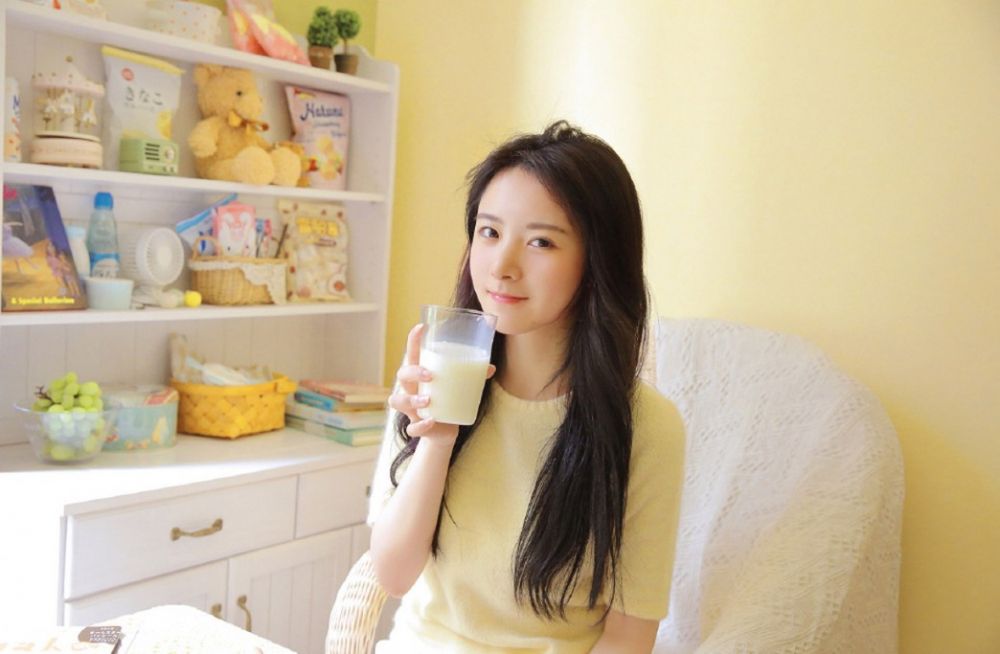 白嫩纯真美少女眼神忧郁私房白丝美腿性感魅惑写真