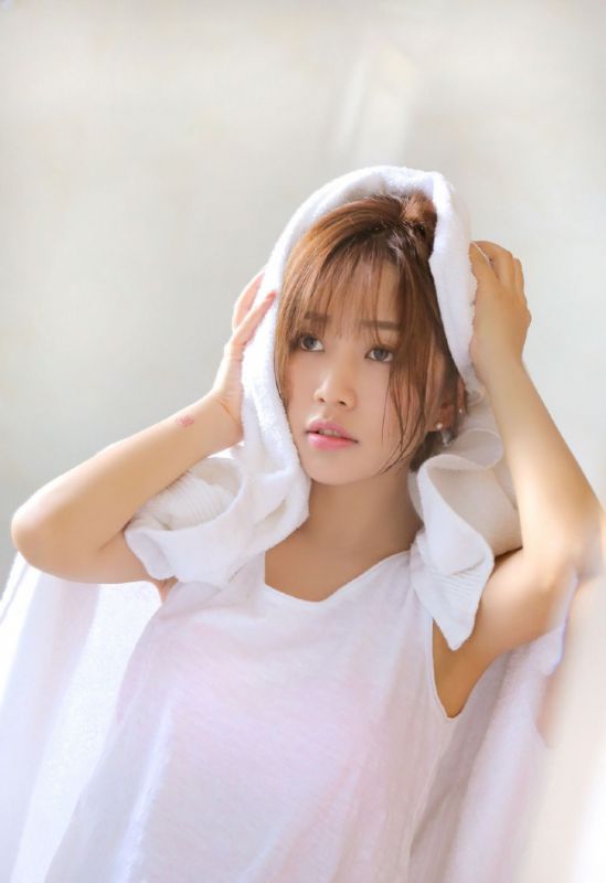 窗台短发美女慵懒小清新早安少女个人写真