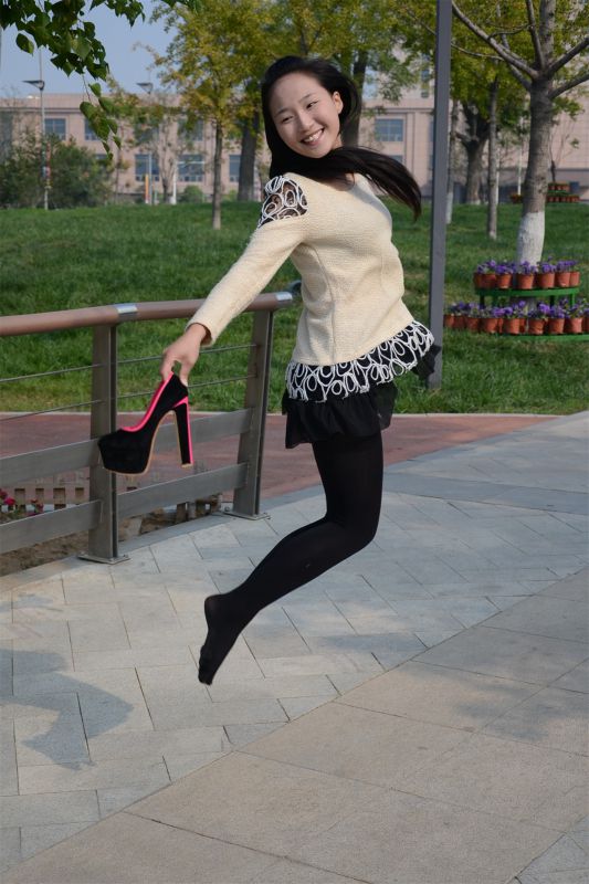 街拍黑丝高跟美女图片