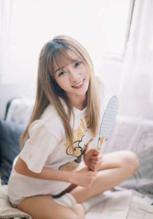 长发时尚少女美腿热裤甜美迷人笑容写真