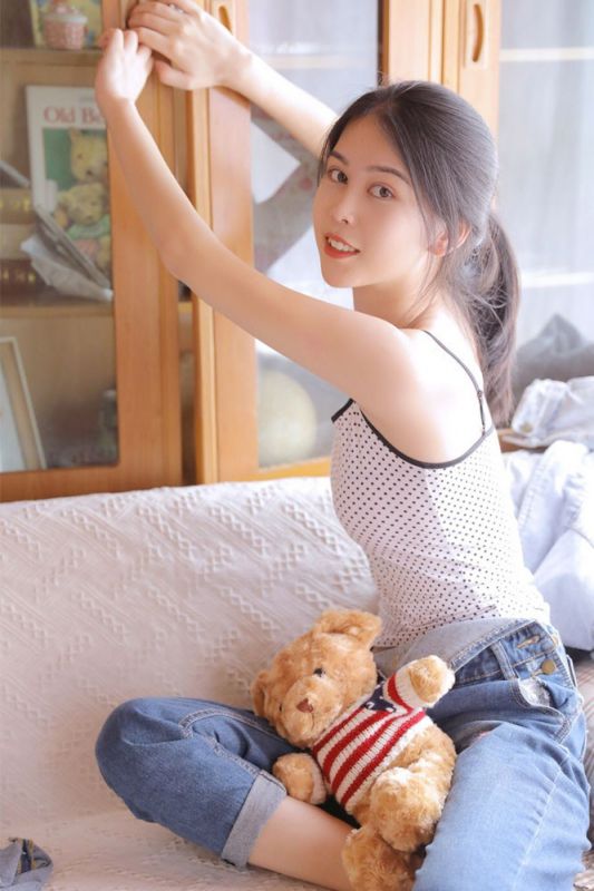 95后青春少女沙发上背带裤吊带脱落性感诱惑写真