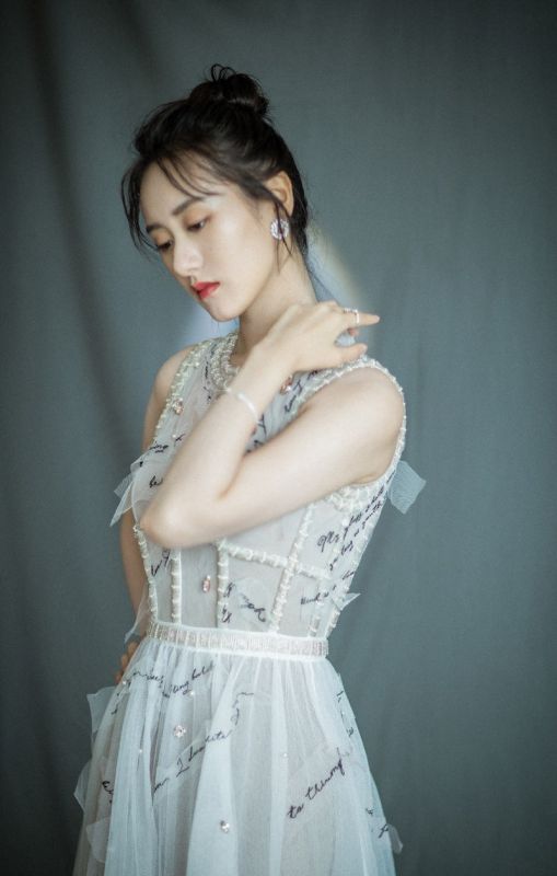 优雅淑女袁冰妍艳丽薄纱长裙唯美迷人明星图片