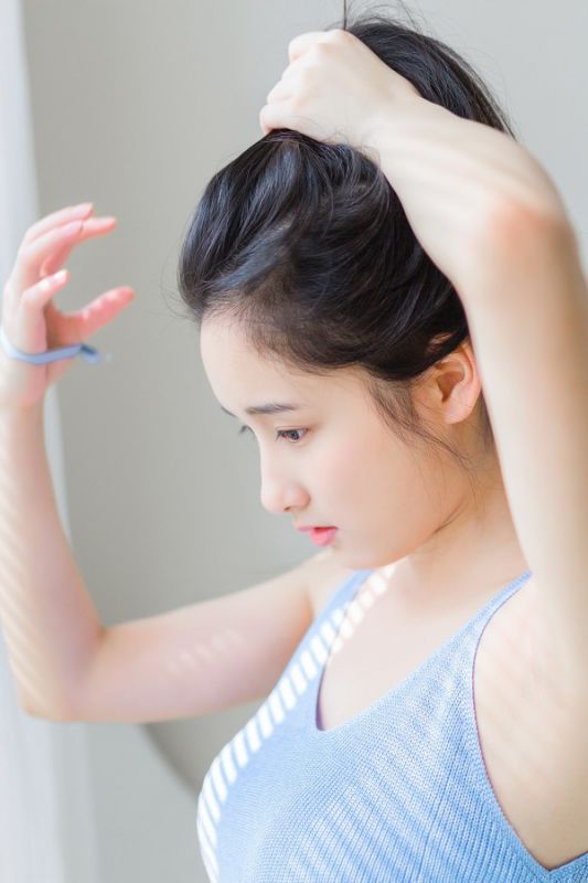 淡妆白皙清纯美女闺房大胆蓝色吊带酥胸性感高清写真