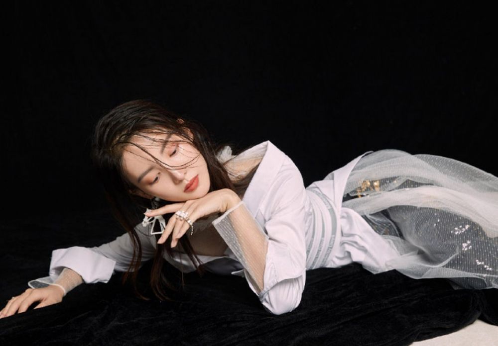 清新甜美个性少女金晨时尚杂志明星写真图片