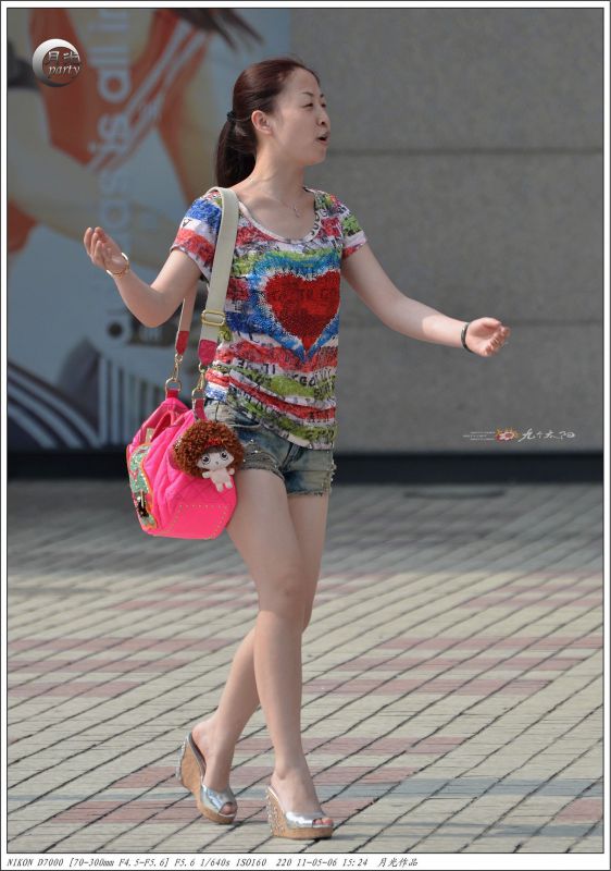 街拍碎花长裙美女迷人写真