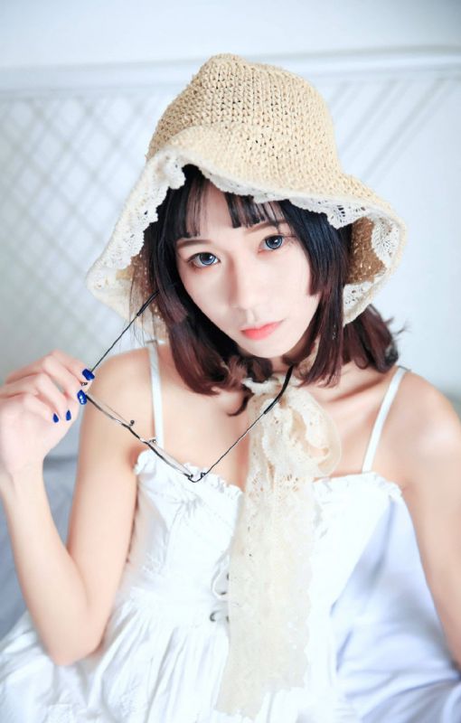 美女校花私房床上吊带内衣性感诱人诱惑写真图片