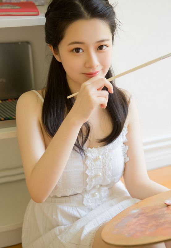 吊带白嫩内衣美女惹火身姿长腿清纯写真图片