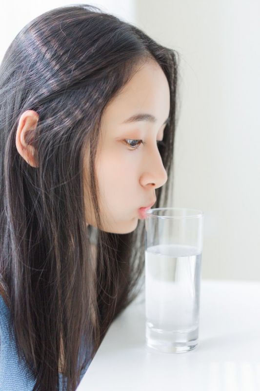 淡妆白皙清纯美女闺房大胆蓝色吊带酥胸性感高清写真