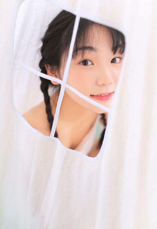 明眸红唇美女模特麻花辫清纯俏皮夏天美乳吊带写真