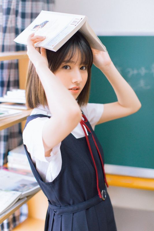 国中学生妹教室蓝色制服甜美俏丽长腿诱惑写真