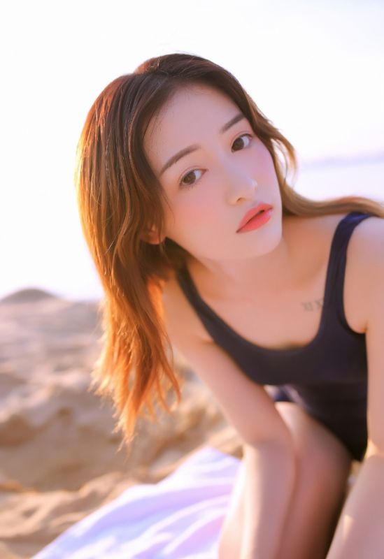 长发美女死库水性感娇姿海边比基尼写真
