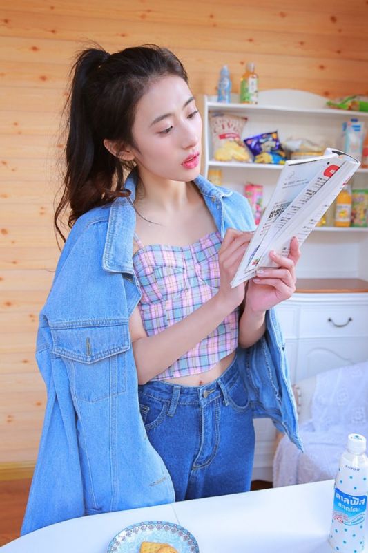 扎马尾的内衣女孩牛仔长裤性感美腿居家诱惑写真