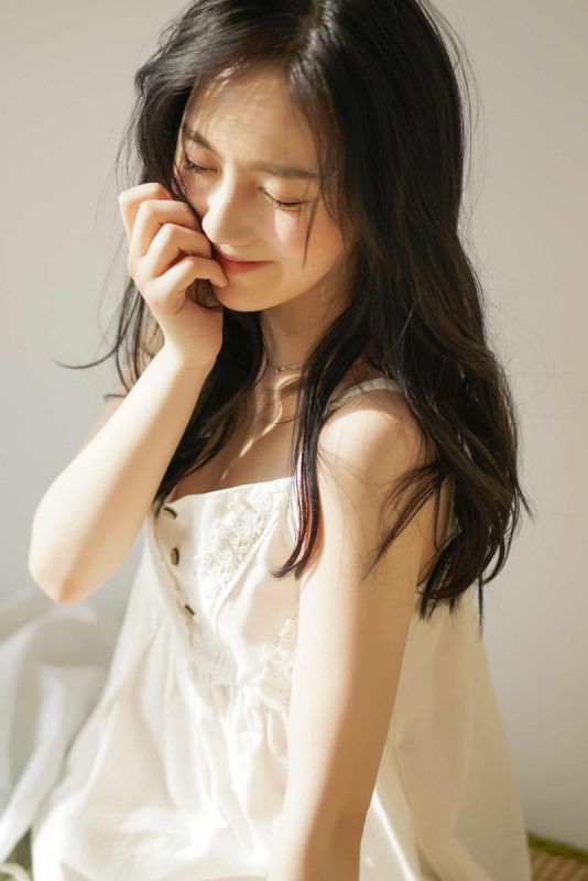 00后清纯邻家少女私房露肩裙正妹写真
