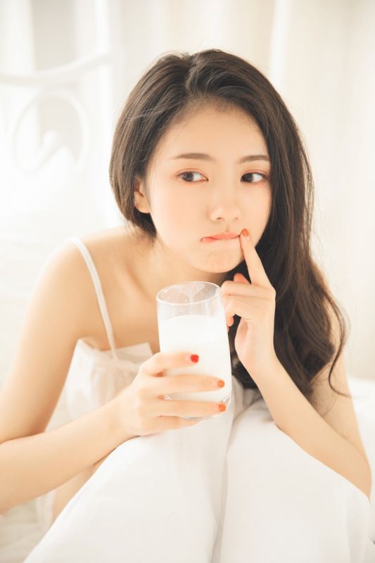睫毛弯弯纯洁少女吊带内衣清晨喝牛奶性感情趣写真