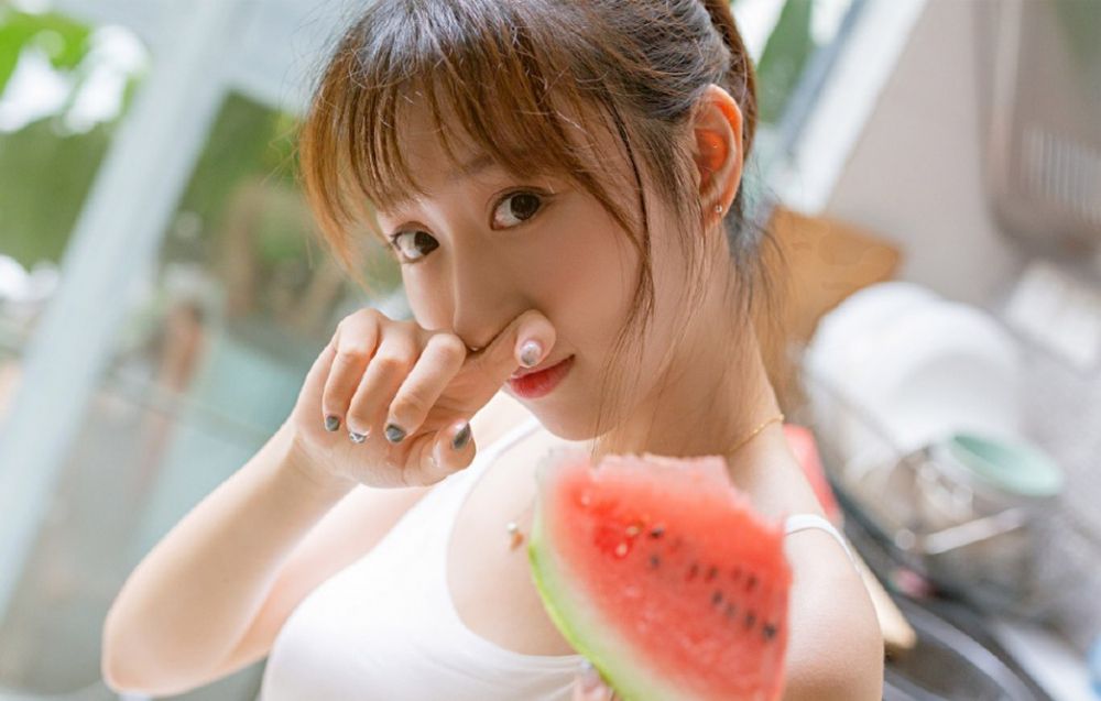 吊带爆乳美女奶头图片火辣身材性感大胸图片