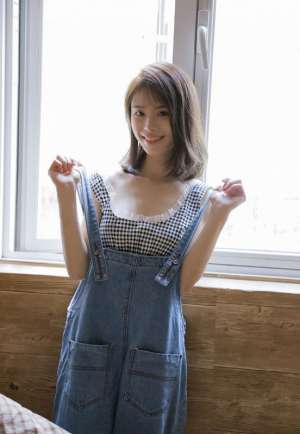 性感背带裤美女蕾丝情趣内衣酥胸诱惑大胆人体写真