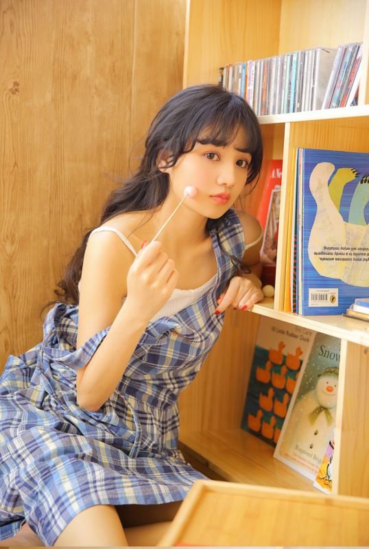 粉嫩美颜少女小清新室内忧郁面孔惹人心疼居家清纯照