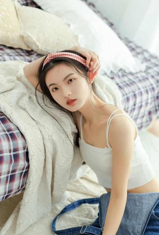 美女模特性感背带裤诱人香背美腿白嫩诱惑写真
