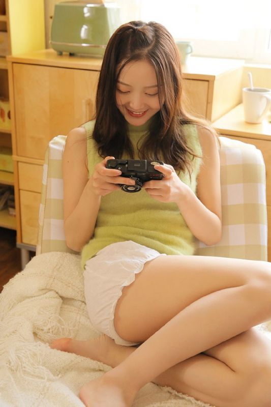 狡黠搞怪活力少女独自生活情趣诱惑性感美腿私房写真