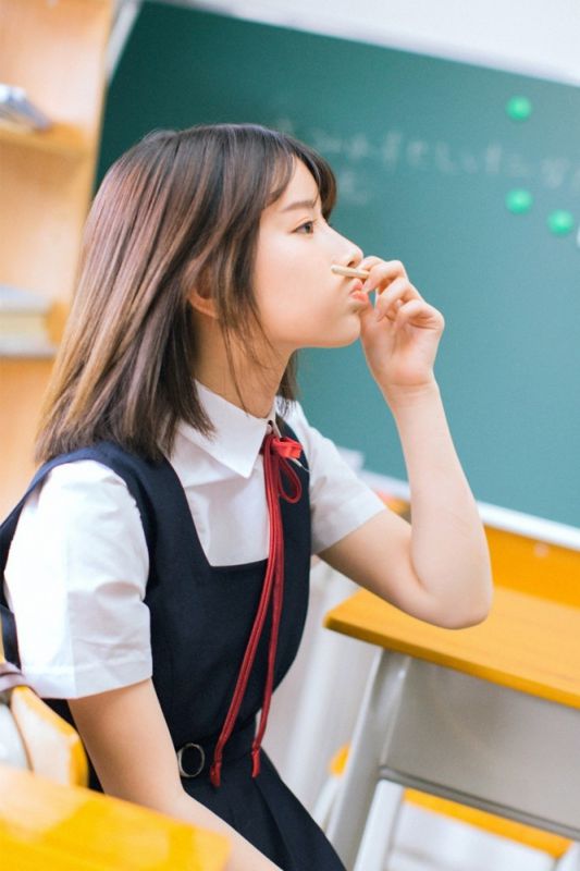 国中学生妹教室蓝色制服甜美俏丽长腿诱惑写真
