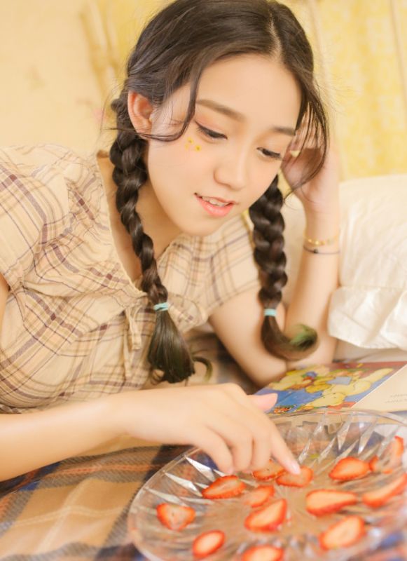 中分双马尾小萝莉床上内衣长裙唯美性感艺术写真