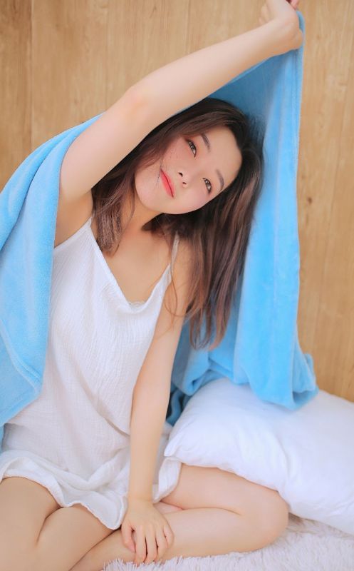 性感长发小仙女吊带内衣美胸乳沟诱惑写真